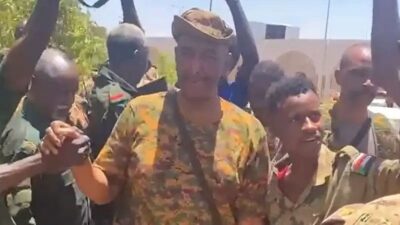 البرهان يظهر بين قوات الجيش في الخرطوم