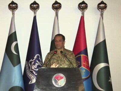 الجيش الباكستاني يعزل عددا من المسؤولين