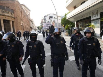 شرطة كاتالونيا تعتقل مجموعة متطرفة وعنيفة من مشجعي برشلونة