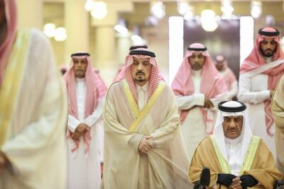 أمير الرياض يؤدي صلاة الميّت على الأمير سعود بن عبدالله بن عبدالرحمن بن فيصل