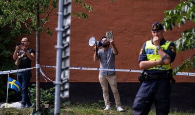 السويد تعيد النظر في تصريح إقامة لاجئ عراقي أحرق نسخة من المصحف