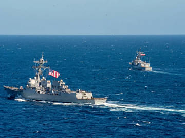 البحرية الأمريكية: “الثوري” الإيراني يحتجز سفينة تجارية في مياه الخليج