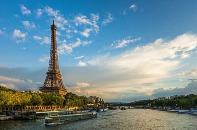 فرنسا تسمح بالسباحة في نهر السين بعد 100 عام من الحظر