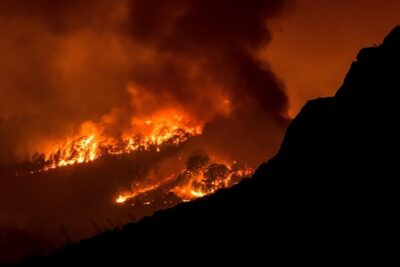 فرق الإطفاء الكندية تكافح حرائق الغابات وإجلاء سكان مدينة يلونايف