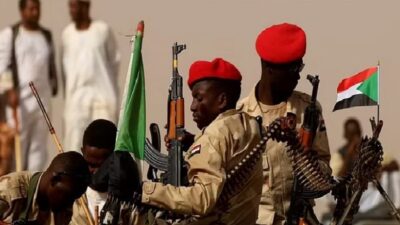 الجيش السوداني يقصف مستودع أسلحة وتجمعًا لـ«الدعم السريع» قرب مطار الخرطوم