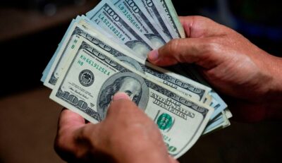 ارتفاع الدولار بدعم من تلميح الفيدرالي الأمريكي برفع الفائدة
