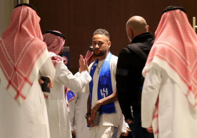 استقبال نيمار بالقهوة السعودية لدى وصوله الرياض