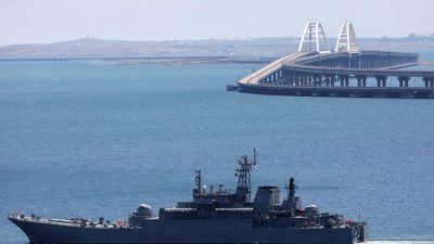 الدفاع الروسية: تدمير 3 زوارق أوكرانية حاولت مهاجمة جسر شبه جزيرة القرم