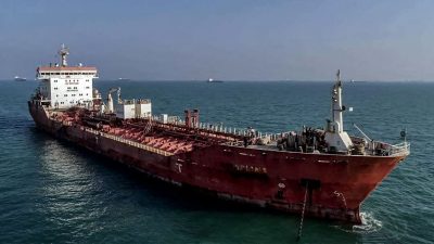 إيران تحتجز ناقلة محملة بالوقود في مياه الخليج
