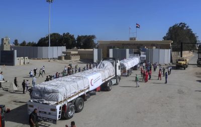 مصر تعلن إدخال الدفعة الرابعة من المساعدات الإنسانية إلى غزة من معبر رفح