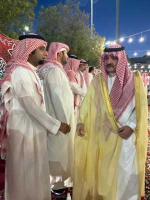 محافظ محافظة جدة يقدم واجب العزاء لعائلة العمودي