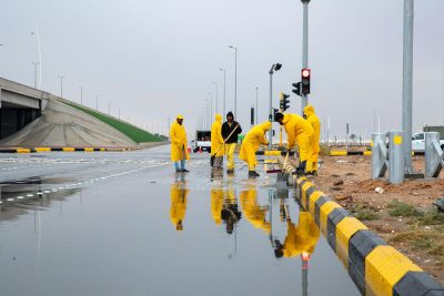 أمانة محافظة حفرالباطن تواصل جهودها الميدانية لمعالجة آثار الحالة المطرية