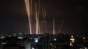 إطلاق رشقات صاروخية من غزة تجاه تل أبيب ومدن وسط إسرائيل