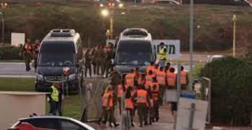 وصول حافلات الأسرى الفلسطينيين من سجن عوفر إلى بلدية بيتونيا بالضفة الغربية