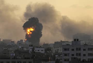 وسط قصف عنيف.. الاحتلال الإسرائيلي يقطع الاتصالات والإنترنت عن غزة