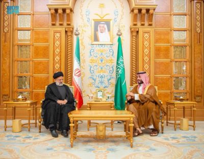ولي العهد يلتقي الرئيس الإيراني على هامش القمة العربية الإسلامية