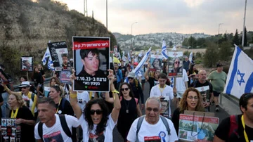قطعوا 60 كلم سيرًا لمقر الحكومة.. آلاف الإسرائيليين يتظاهرون للمطالبة بالإفراج عن الرهائن
