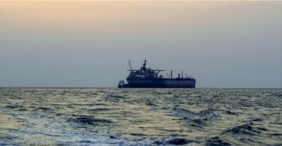 مسؤول أمريكي يكشف مصير سفينة بالبحر الأحمر أصيبت بقذيفة من اليمن