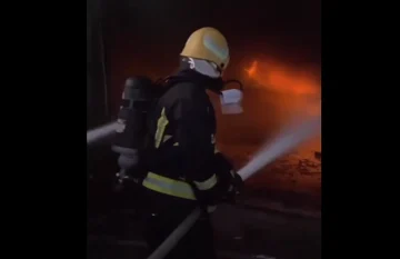 الدفاع المدني بجدة يخمد حريقًا في مستودع بحي الخمرة