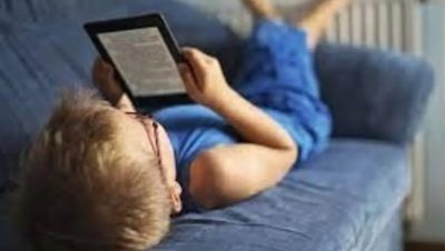 كيف تؤثر القراءة الإلكترونية على أطفالنا؟ دراسة صادمة تجيب