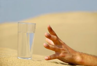 لا يلعب عليك البرد.. “الصحة”: يمكن ما تحس بالعطش لكن جسمك يحتاج إلى الماء
