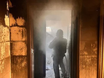 الدفاع المدني بتبوك ينقذ 9 أشخاص إثر حريق في مبنى سكني