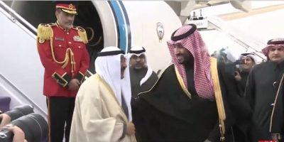 ولي العهد يتقدم مستقبلي أمير الكويت لدى وصوله إلى الرياض