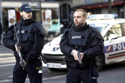 «يرتدي جلباباً».. الشرطة الفرنسية تقتل رجلاً هددهم بساطور في باريس