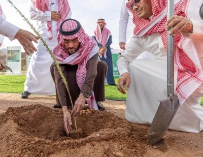 نائب أمير حائل يرعى مبادرة التشجير احتفالاً بيوم السعودية الخضراء .