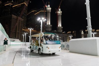 استحداث عربات «غولف» للطواف في سطح المسجد الحرام.. 25 ريالاً للشخص