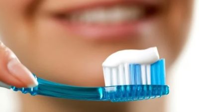 اعتمادك على فرشاة الأسنان وحدها لا يكفي.. “سعود الطبية” تنصح بإجراء إضافي