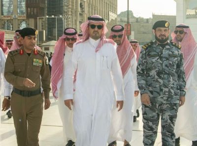 نائب أمير مكة يشارك رجال الأمن والجهات المشاركة في خدمة ضيوف الرحمن طعام الإفطار ‏في المسجد الحرام