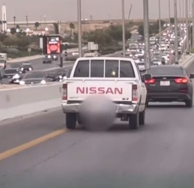 مرور الرياض يخالف قائد مركبة تجاوز السرعة على الطريق قبل الإفطار ولم يلتزم بالمسارات المحددة