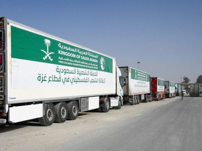 أكثر من 400 شاحنة إغاثية من المملكة تعبر معبر رفح إلى قطاع غزة
