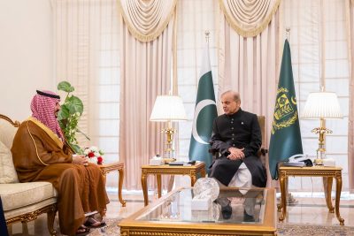 وزير الدفاع يلتقي رئيس وزراء باكستان ويبحثان تعزيز العلاقات