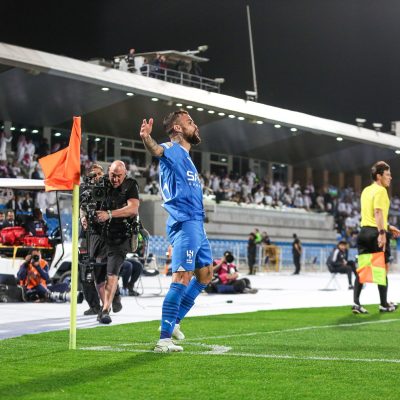 الهلال يفوز على الرياض ويبتعد بصدارة الدوري