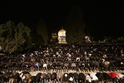 رغم قيود الاحتلال.. 55 ألف مصلٍّ يؤدّون صلاتَي العشاء والتراويح في المسجد الأقصى