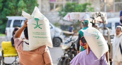 “سلمان للإغاثة” يوزع أكياساً من الأرز للفئات الأكثر احتياجًا في اليمن