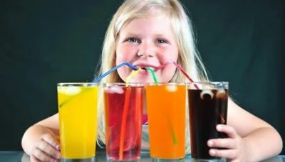 “خطورة المشروبات المحلاة على الأطفال” في تحذير من “الصحي السعودي”
