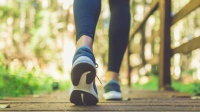 6 فوائد صحية للمشي.. يرسم ملامحها “مستشفى حراء العام”
