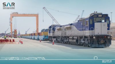 قطارات «سار» تنقل أول شحنة حاويات من ميناء الجبيل التجاري إلى الميناء الجاف بالرياض
