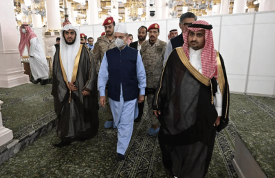 رئيس الوزراء الباكستاني يزور المسجد النبوي