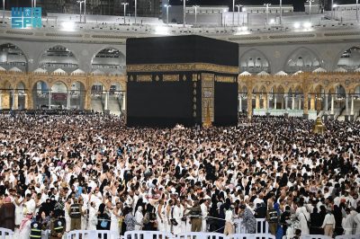 كثافة كبيرة للمصلين والمعتمرين بالمسجد الحرام ليلة 25 من رمضان وسط أجواء روحانية