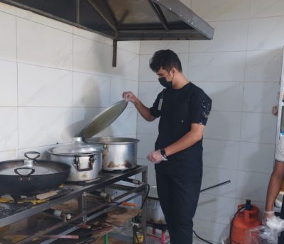بلدية بيشة تضبط مطعمًا مُخالفًا يُحضر الطعام داخل سكن عمالة