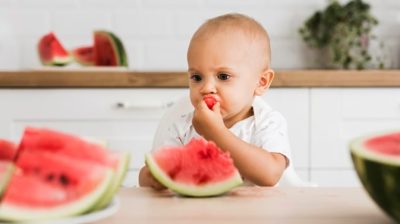 هذا هو سن الطفل المناسب ليأكله.. تقرير: 6 فوائد صحية يقدمها البطيخ للطفل الرضيع