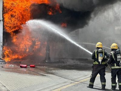 الدفاع المدني بتبوك يخمد حريقًا في محلين تجاريين ولا إصابات