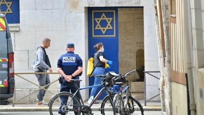 أضرم النار في معبد يهودي.. الشرطة الفرنسية تقتل جزائريًّا مسلحًا بقضيب وسكين