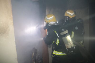 “مدني الرياض” يخمد حريقًا في مبنى سكني بحي العمل