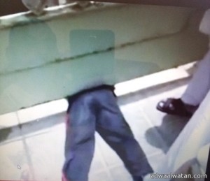 بالفيديو.. احتجاز طالب تحت بوابة أحد المدارس الابتدائية أثناء محاولة هروبه من المدرسة