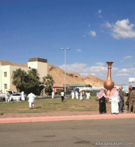 مصريون يثيرون الشغب بمحافظة ضباء مستخدمين الحجارة من قمة جبل